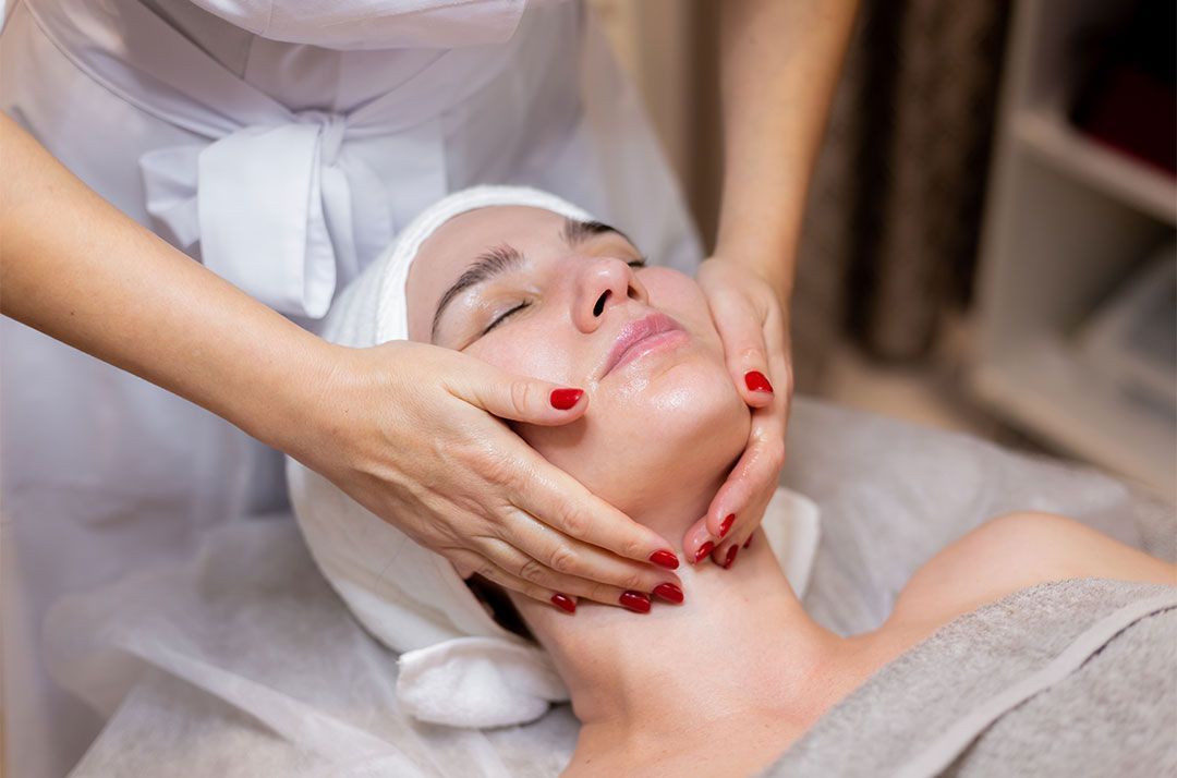 young_beautiful_girl_lies_beautician_s_table_receives_procedures_light_facial_massage_1_51e813f5e1.jpg